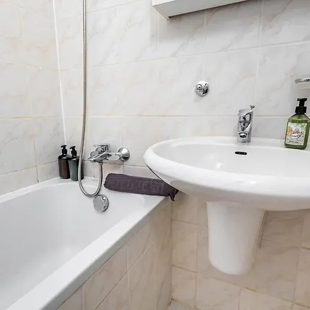 Free Parking - Adm Warm Spacious In Center, Coffee, Ac, Wifi