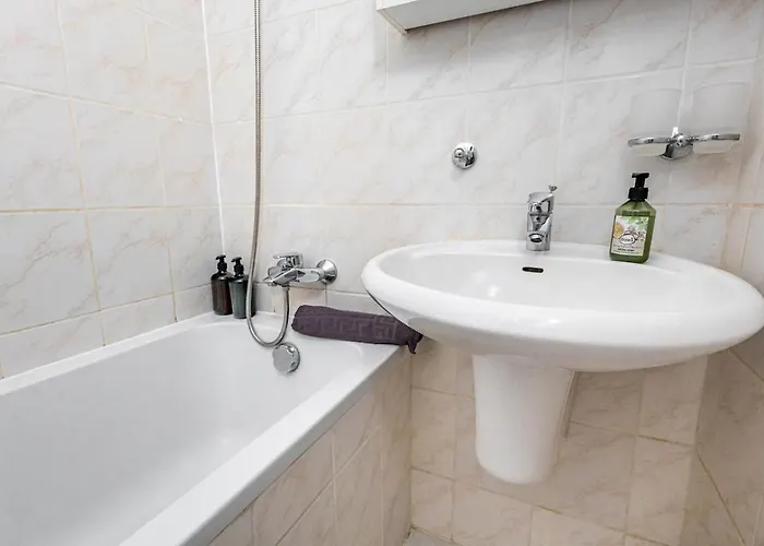 Free Parking - Adm Warm Spacious In Center, Coffee, Ac, Wifi