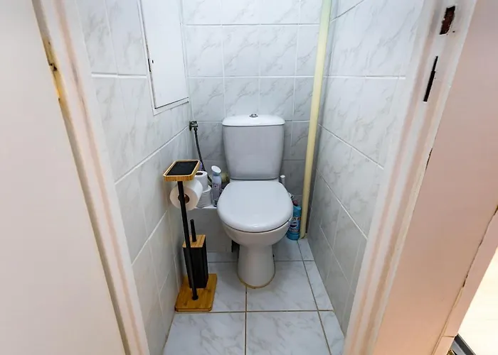 Free Parking - Adm Warm Spacious In Center, Coffee, Ac, Wifi *